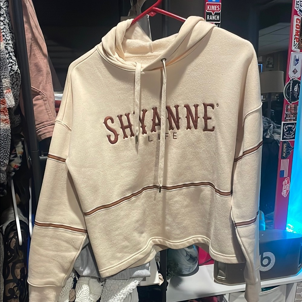 Shyanne Cream Sweatershirt Cozy and Stylish